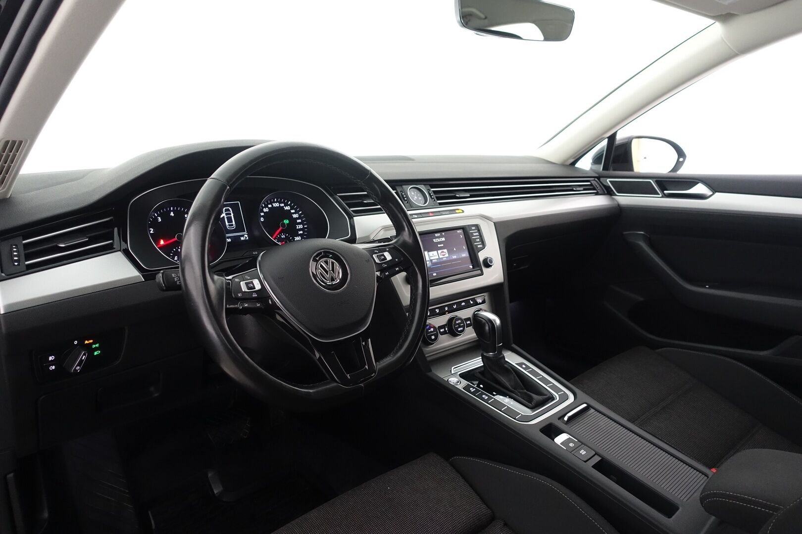 Volkswagen Passat 2017 Sedan Comfortline 1,4 TSI 92 kW (125 hv) DSG-automaatti - | Navi | LED | P.tutkat | Lohko+sisähaara | App-Connect | BT | Ergo-Comfort istuin | Keyless | Lämm. ratti | 2x renkaat aluin | Suomiauto | 