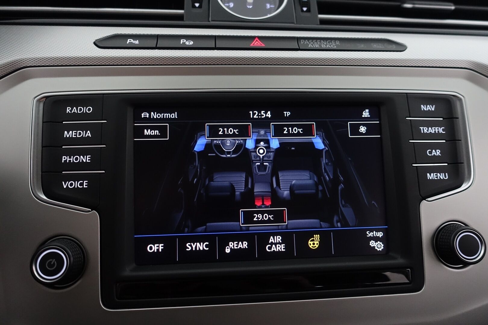 Volkswagen Passat 2017 Sedan Comfortline 1,4 TSI 92 kW (125 hv) DSG-automaatti - | Navi | LED | P.tutkat | Lohko+sisähaara | App-Connect | BT | Ergo-Comfort istuin | Keyless | Lämm. ratti | 2x renkaat aluin | Suomiauto | 