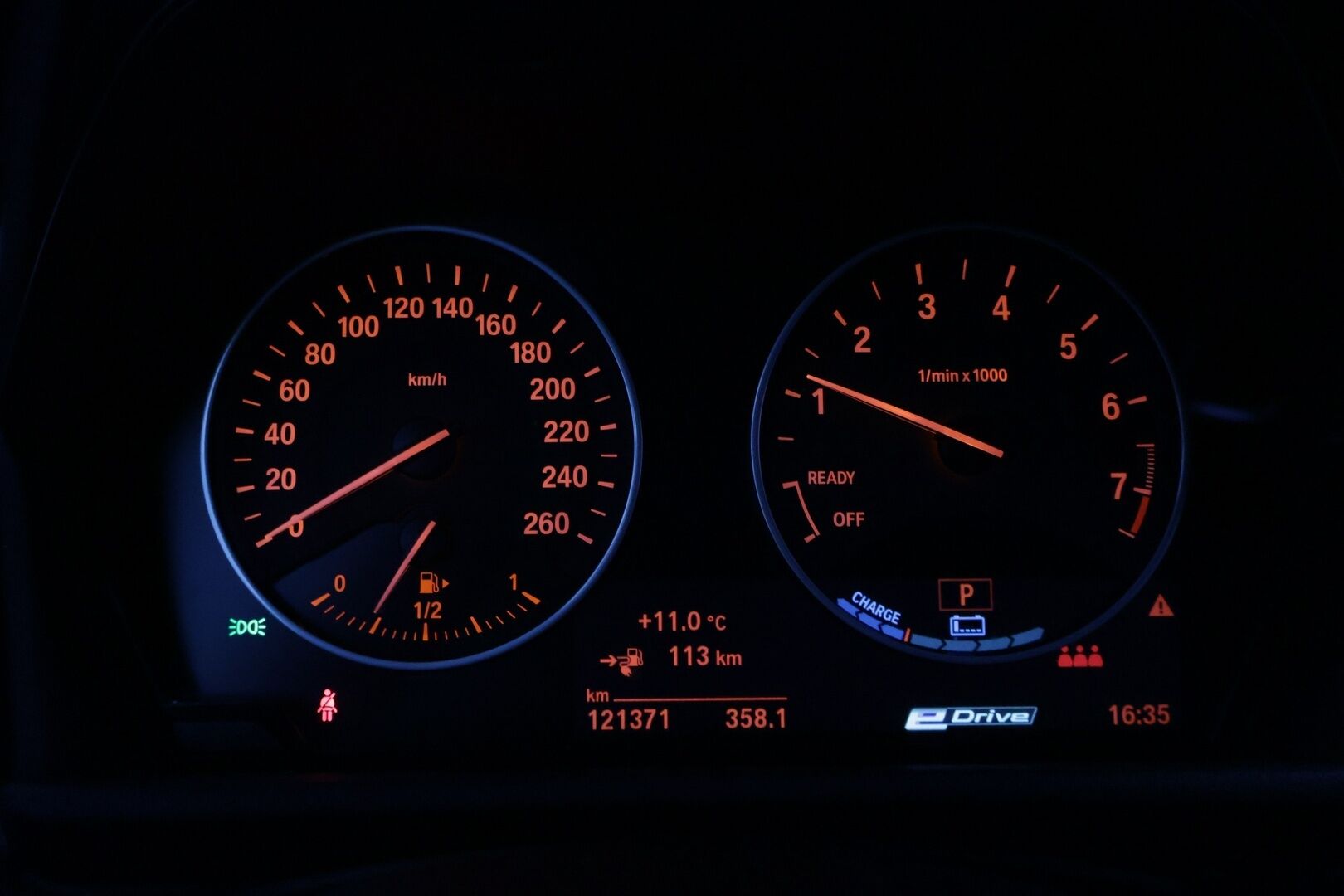 BMW 225 2017 F45 Active Tourer 225xe A Business *Suomi-auto / Peruutuskamera / Vakkari / Tutkat / 2x Renkaat ja vanteet* - Kahdet Michelin renkaat / Juuri huollettu