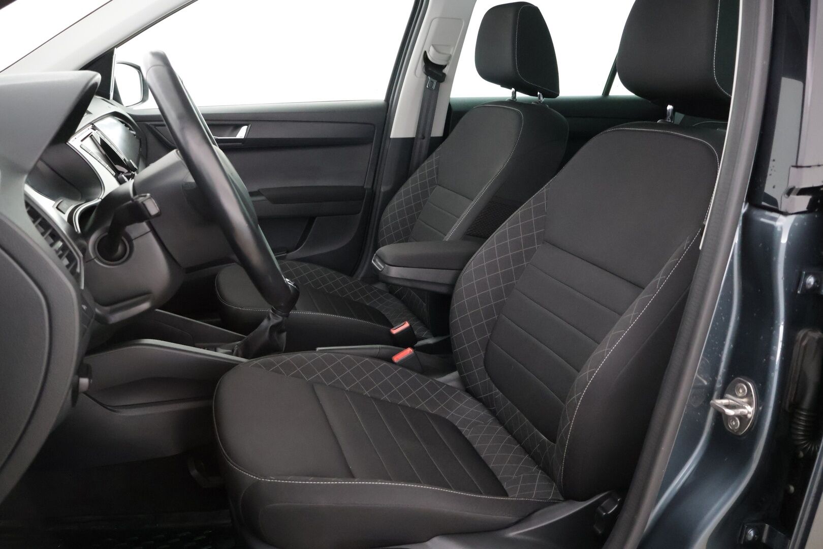 Skoda Fabia 2017 Combi 1,2 TSI 110 Style *Suomi-auto / Vakkari / Lohkolämmitin / Keyless / Bluetooth / Tutkat* - 2x Renkaat ja vanteet