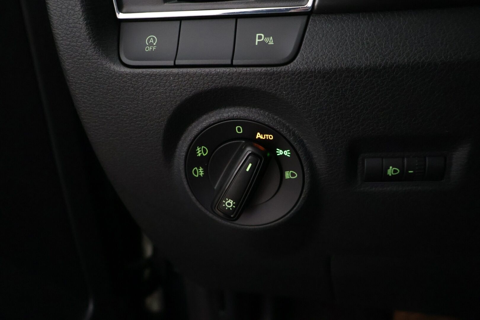 Skoda Fabia 2017 Combi 1,2 TSI 110 Style *Suomi-auto / Vakkari / Lohkolämmitin / Keyless / Bluetooth / Tutkat* - 2x Renkaat ja vanteet