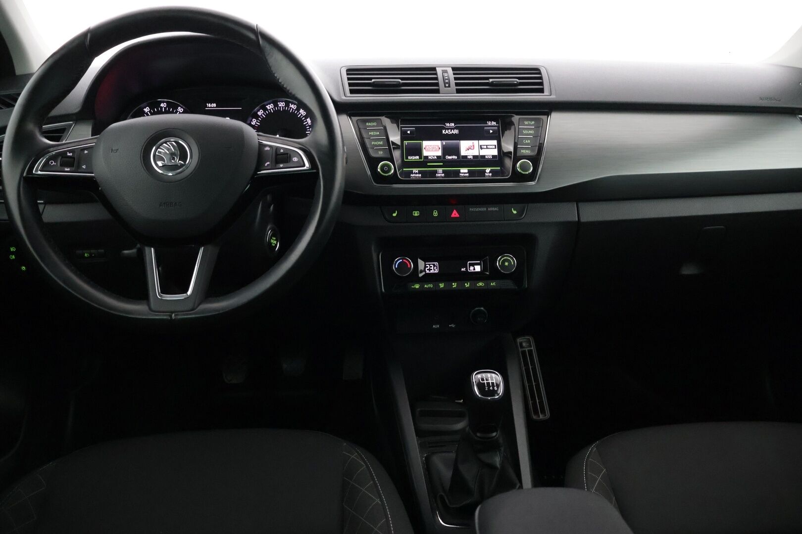 Skoda Fabia 2017 Combi 1,2 TSI 110 Style *Suomi-auto / Vakkari / Lohkolämmitin / Keyless / Bluetooth / Tutkat* - 2x Renkaat ja vanteet