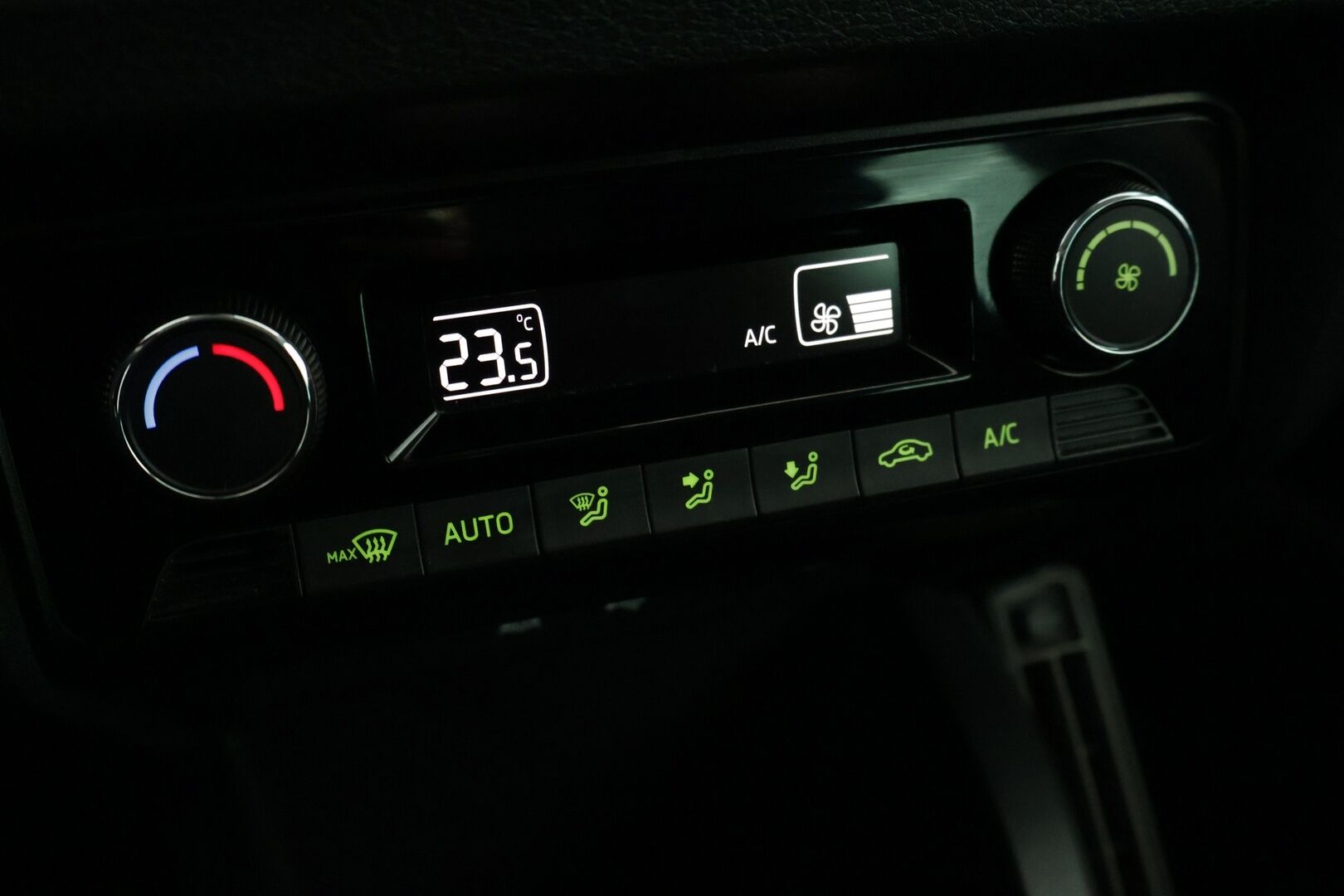 Skoda Fabia 2017 Combi 1,2 TSI 110 Style *Suomi-auto / Vakkari / Lohkolämmitin / Keyless / Bluetooth / Tutkat* - 2x Renkaat ja vanteet