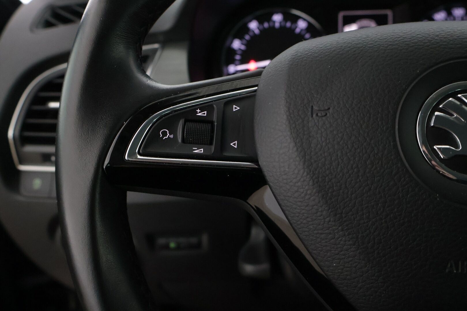 Skoda Fabia 2017 Combi 1,2 TSI 110 Style *Suomi-auto / Vakkari / Lohkolämmitin / Keyless / Bluetooth / Tutkat* - 2x Renkaat ja vanteet