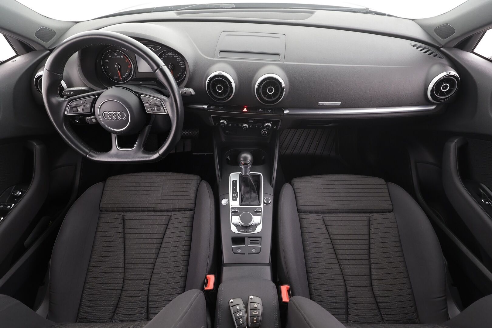 Audi A3 2017 Sportback First Edition Business Sport 1,4 TFSI COD 110 kW ultra S tronic * 1.OM / ACC / LED / Sporttipenkit / P.tutka * - Suomi-auto / Kahdet renkaat aluvanteilla