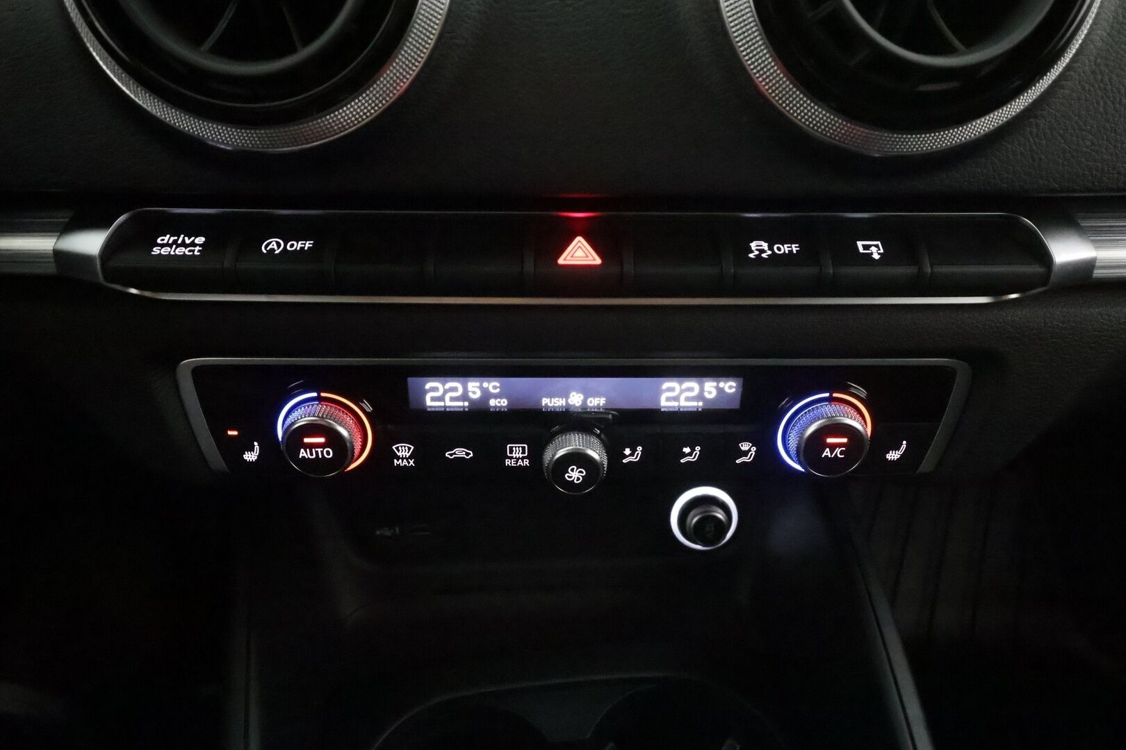 Audi A3 2017 Sportback First Edition Business Sport 1,4 TFSI COD 110 kW ultra S tronic * 1.OM / ACC / LED / Sporttipenkit / P.tutka * - Suomi-auto / Kahdet renkaat aluvanteilla