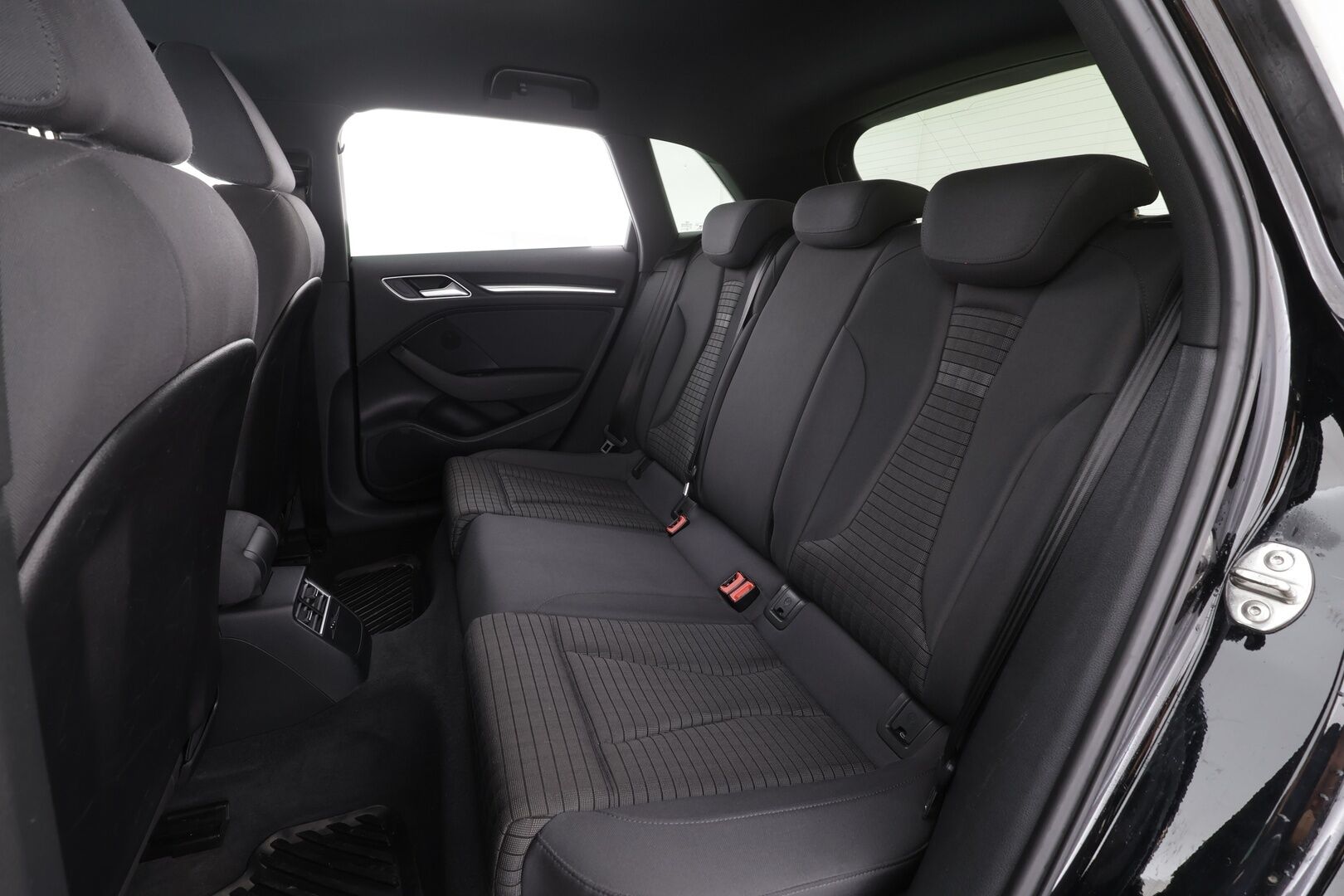 Audi A3 2017 Sportback First Edition Business Sport 1,4 TFSI COD 110 kW ultra S tronic * 1.OM / ACC / LED / Sporttipenkit / P.tutka * - Suomi-auto / Kahdet renkaat aluvanteilla