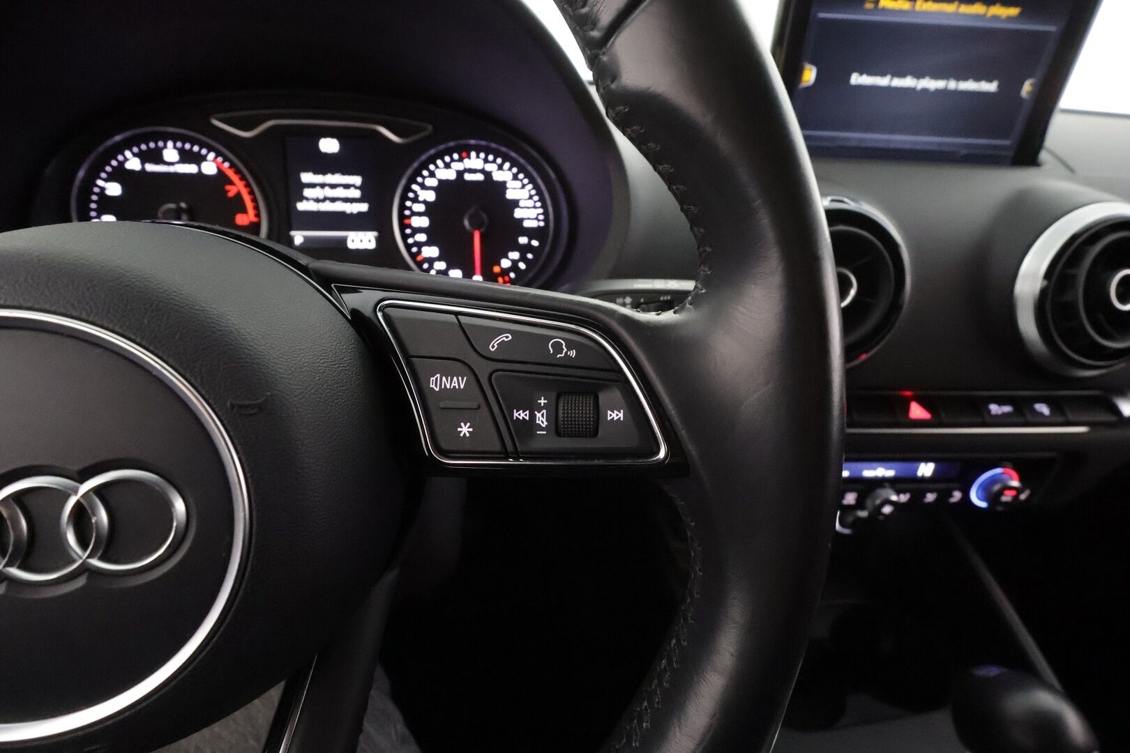 Audi A3 2017 Sportback First Edition Business Sport 1,4 TFSI COD 110 kW ultra S tronic * 1.OM / ACC / LED / Sporttipenkit / P.tutka * - Suomi-auto / Kahdet renkaat aluvanteilla