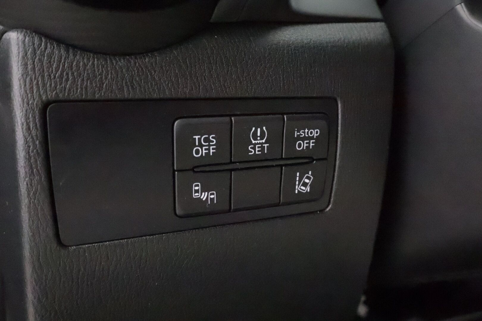 Mazda CX-3 2017 2,0 (120) SKYACTIV-G Luxury Plus 6AT ED2 - | ACC | HUD | BOSE | Nahka-alcantara | P.kamera | LED | Navi | BSM | Kaistavahti | Keyless | Bluetooth | Lohko + sisälämmitin | 2x renkaat aluin | 
