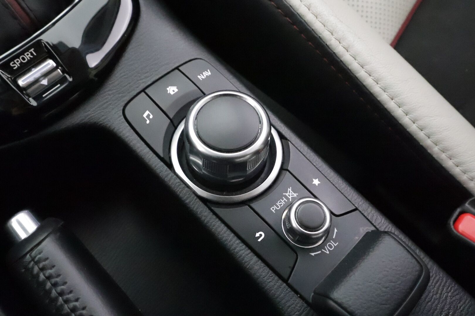 Mazda CX-3 2017 2,0 (120) SKYACTIV-G Luxury Plus 6AT ED2 - | ACC | HUD | BOSE | Nahka-alcantara | P.kamera | LED | Navi | BSM | Kaistavahti | Keyless | Bluetooth | Lohko + sisälämmitin | 2x renkaat aluin | 