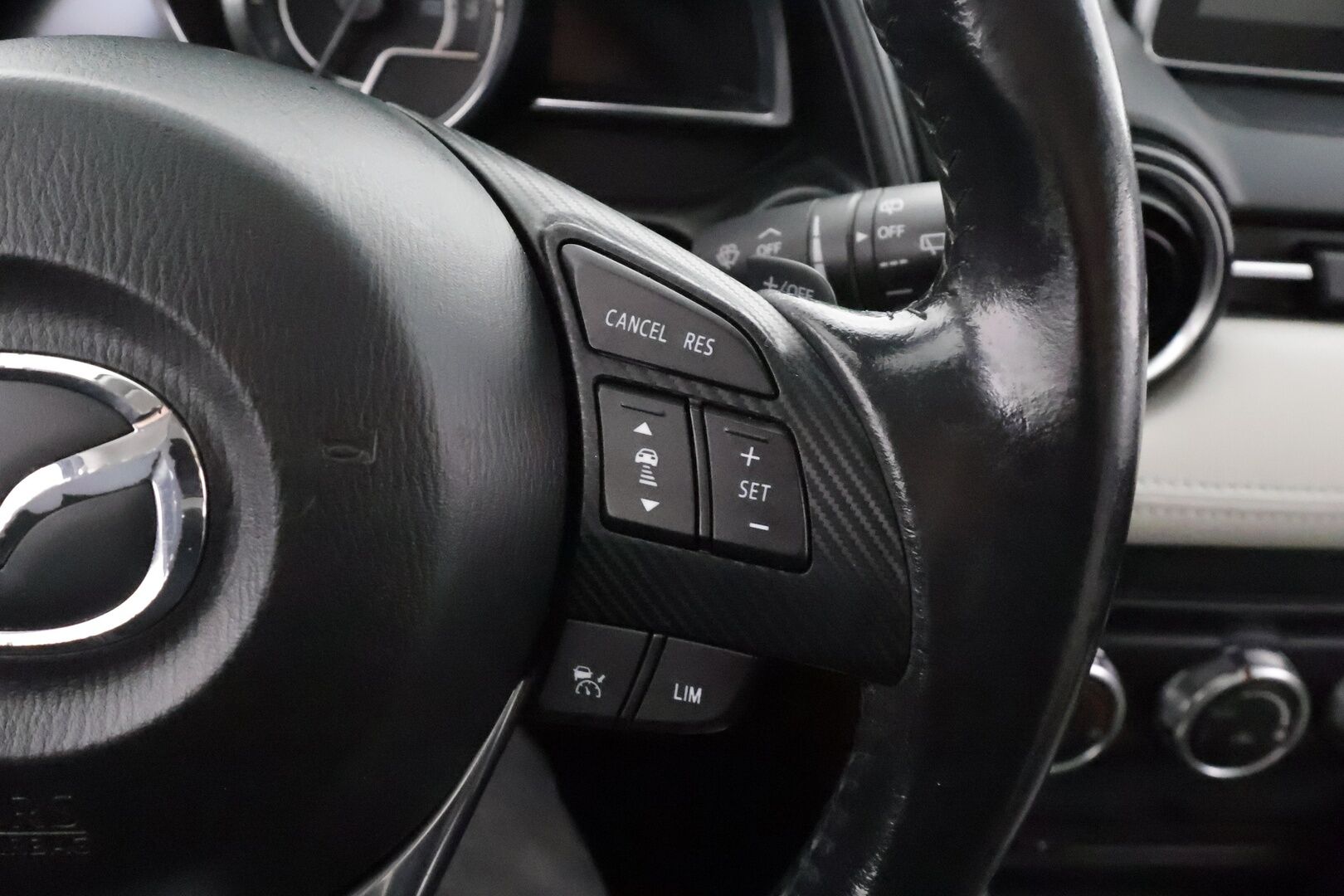 Mazda CX-3 2017 2,0 (120) SKYACTIV-G Luxury Plus 6AT ED2 - | ACC | HUD | BOSE | Nahka-alcantara | P.kamera | LED | Navi | BSM | Kaistavahti | Keyless | Bluetooth | Lohko + sisälämmitin | 2x renkaat aluin | 