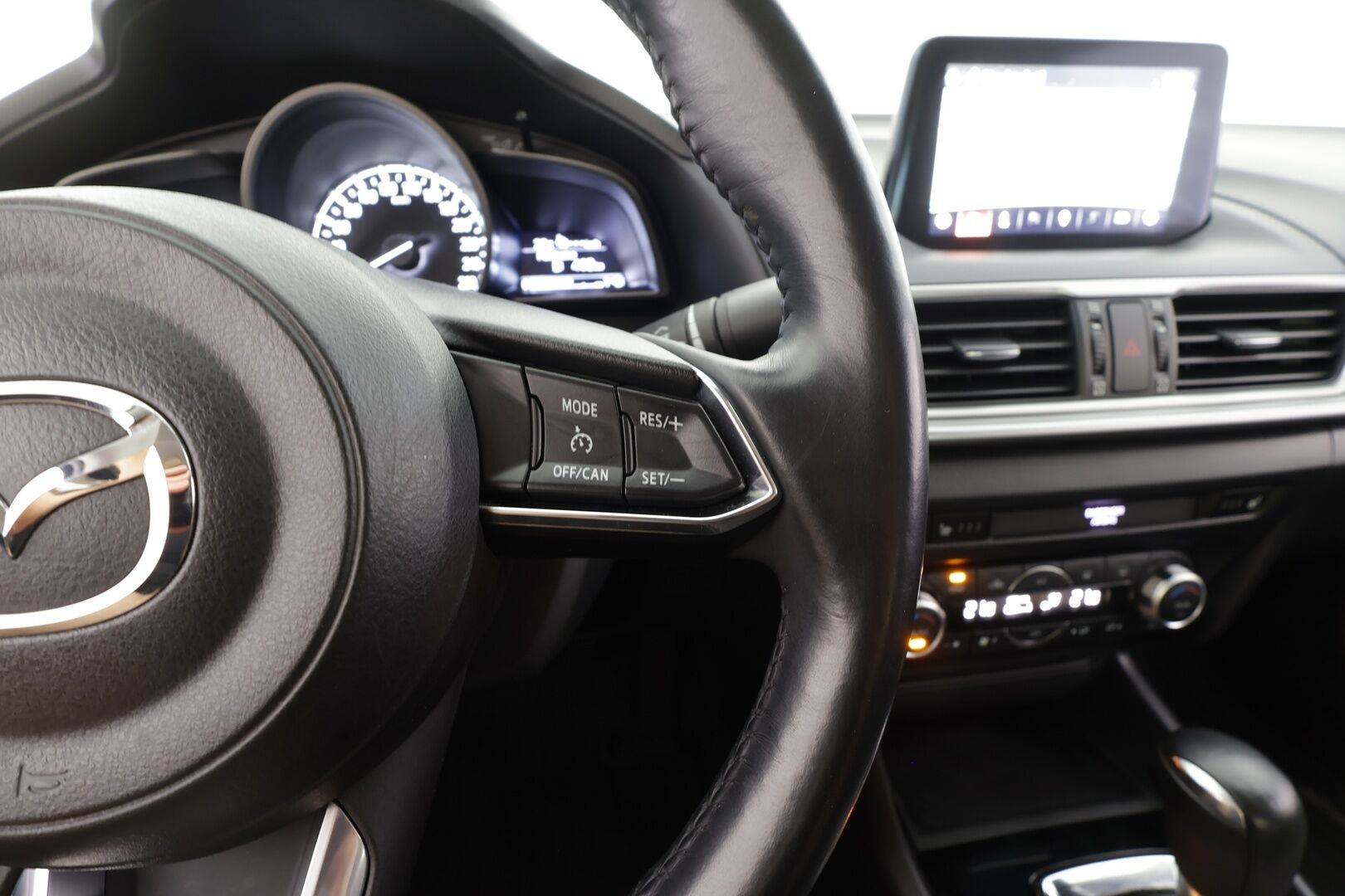 Mazda Mazda3 2017 Sedan 2,0 (120) SKYACTIV-G Premium Plus 6AT 4ov CX2 - | P.Kamera | LED | Sisätilanlämmitin | Vakkari | Bluetooth | Ratinlämmitys | Katveavustin | Navi | Merkkihuollot | Suomi-auto | 