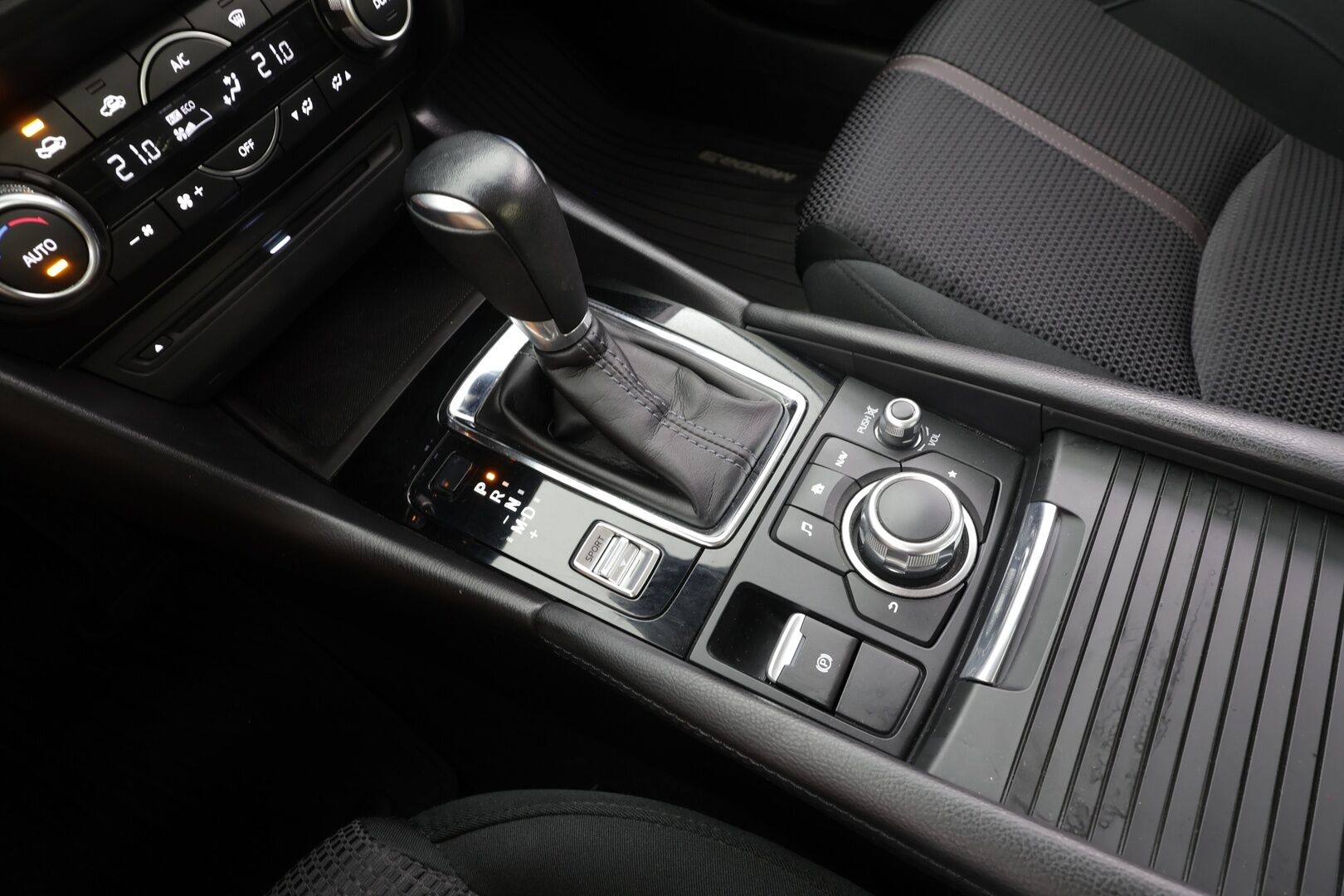 Mazda Mazda3 2017 Sedan 2,0 (120) SKYACTIV-G Premium Plus 6AT 4ov CX2 - | P.Kamera | LED | Sisätilanlämmitin | Vakkari | Bluetooth | Ratinlämmitys | Katveavustin | Navi | Merkkihuollot | Suomi-auto | 