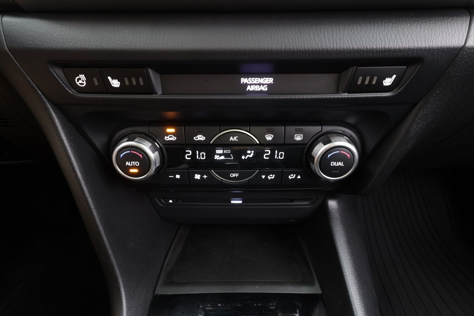 Mazda Mazda3 2017 Sedan 2,0 (120) SKYACTIV-G Premium Plus 6AT 4ov CX2 - | P.Kamera | LED | Sisätilanlämmitin | Vakkari | Bluetooth | Ratinlämmitys | Katveavustin | Navi | Merkkihuollot | Suomi-auto | 