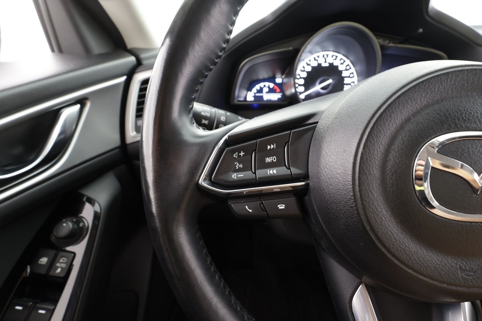Mazda Mazda3 2017 Sedan 2,0 (120) SKYACTIV-G Premium Plus 6AT 4ov CX2 - | P.Kamera | LED | Sisätilanlämmitin | Vakkari | Bluetooth | Ratinlämmitys | Katveavustin | Navi | Merkkihuollot | Suomi-auto | 