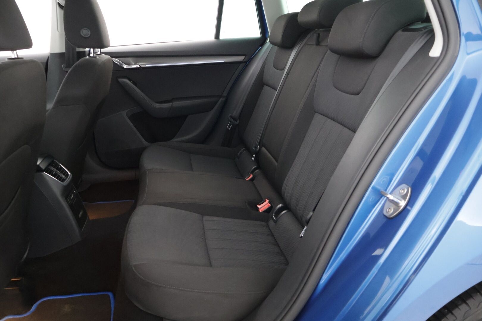 Skoda Octavia 2017 Combi 1,6 TDI Style DSG **WEBASTO /Canton äänentoisto / Kamera / Koukku / Ambiente** - Jakopää tehty 2/25 / 2x Renkaat vanteineen 