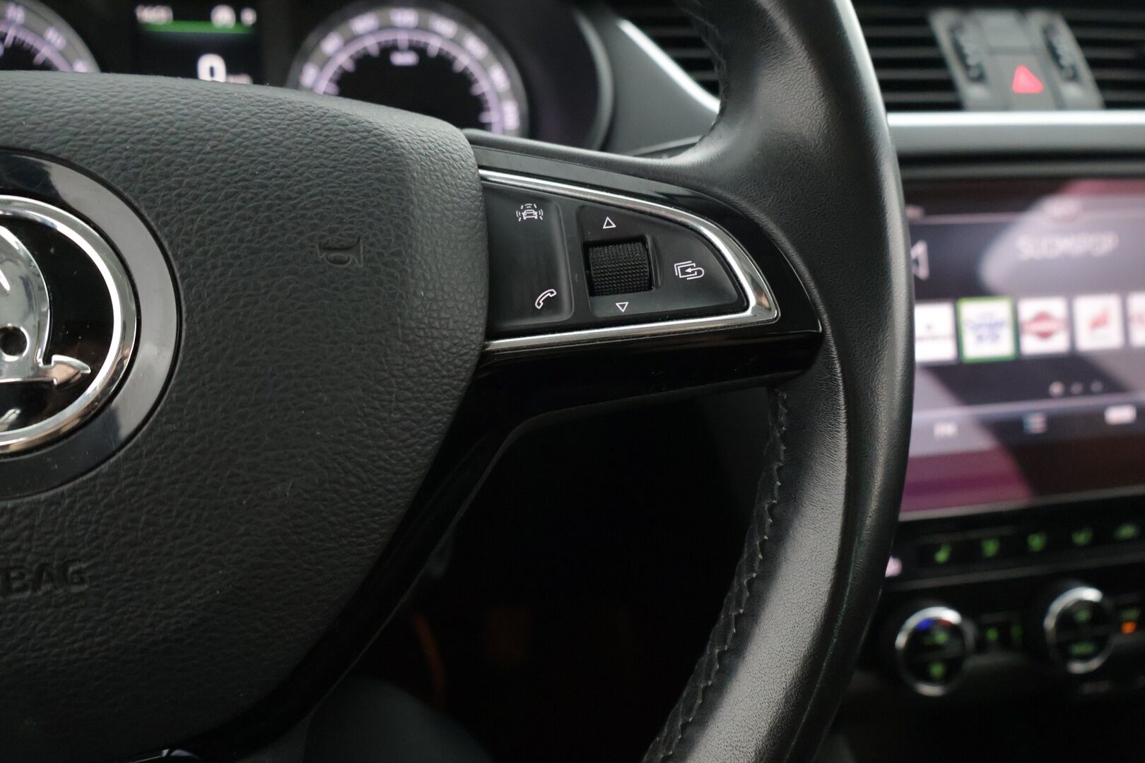 Skoda Octavia 2017 Combi 1,6 TDI Style DSG **WEBASTO /Canton äänentoisto / Kamera / Koukku / Ambiente** - Jakopää tehty 2/25 / 2x Renkaat vanteineen 