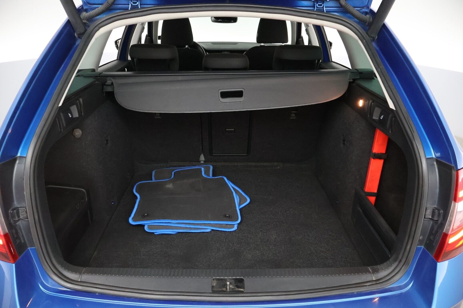 Skoda Octavia 2017 Combi 1,6 TDI Style DSG Autom. - Suomi-Auto | Webasto | Canton äänentoisto | Kamera | Koukku |Ambiente