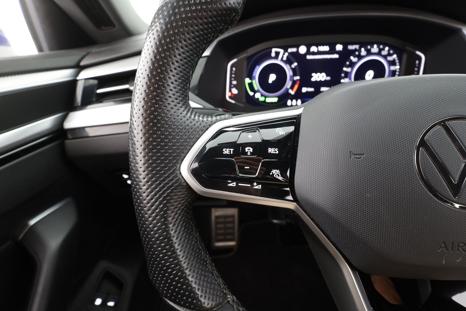 Volkswagen Arteon 2023 Shooting Brake R-Line Business eHybrid 160 kW DSG-automaatti - | ACC | Webasto | Koukku | HUD | DCC | IQ.Light | Nahka-alcantara | Digimittaristo | Travel Assist | P.kamera | Keyless | 1-om suomiauto | 2x renkaat aluin | ALV | 