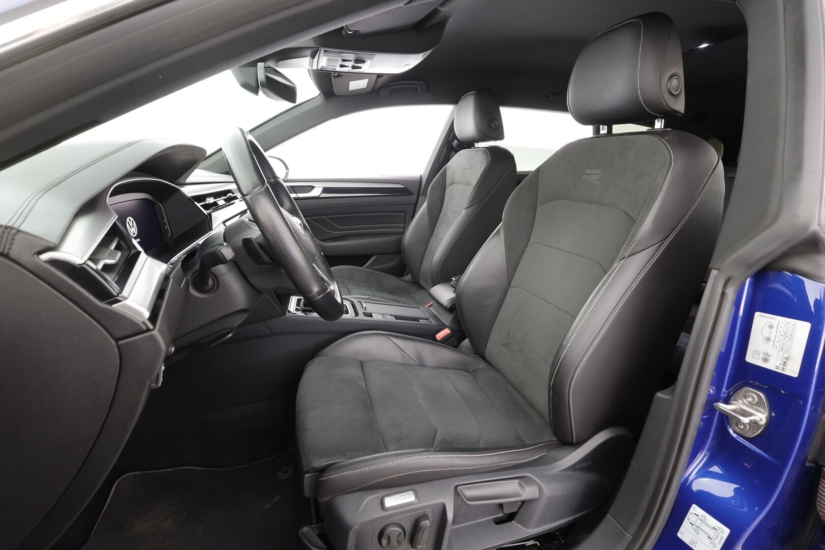 Volkswagen Arteon 2023 Shooting Brake R-Line Business eHybrid 160 kW DSG-automaatti - | ACC | Webasto | Koukku | HUD | DCC | IQ.Light | Nahka-alcantara | Digimittaristo | Travel Assist | P.kamera | Keyless | 1-om suomiauto | 2x renkaat aluin | ALV | 