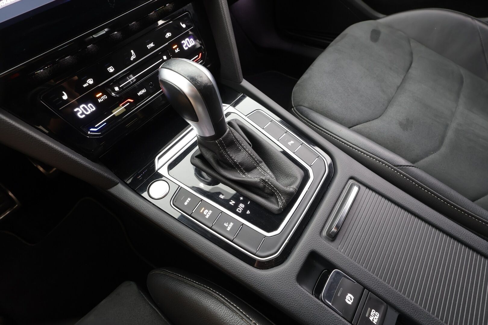 Volkswagen Arteon 2023 Shooting Brake R-Line Business eHybrid 160 kW DSG-automaatti - | ACC | Webasto | Koukku | HUD | DCC | IQ.Light | Nahka-alcantara | Digimittaristo | Travel Assist | P.kamera | Keyless | 1-om suomiauto | 2x renkaat aluin | ALV | 