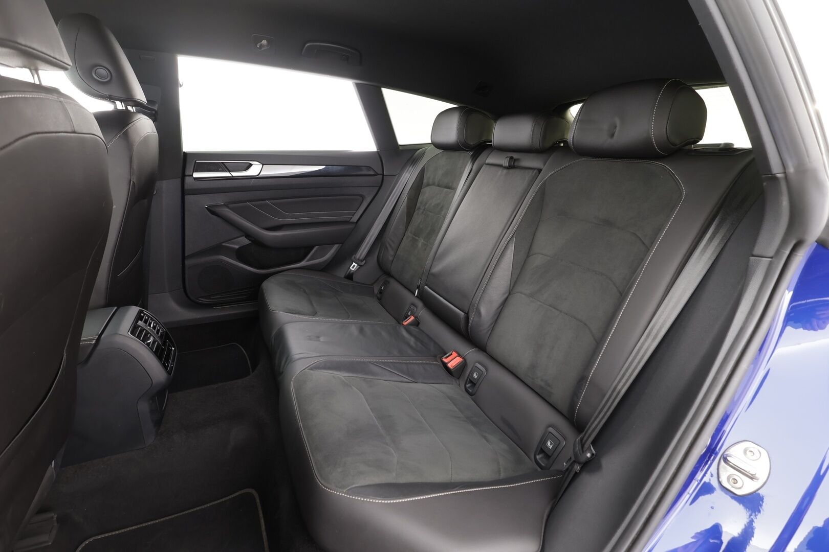 Volkswagen Arteon 2023 Shooting Brake R-Line Business eHybrid 160 kW DSG-automaatti - | ACC | Webasto | Koukku | HUD | DCC | IQ.Light | Nahka-alcantara | Digimittaristo | Travel Assist | P.kamera | Keyless | 1-om suomiauto | 2x renkaat aluin | ALV | 