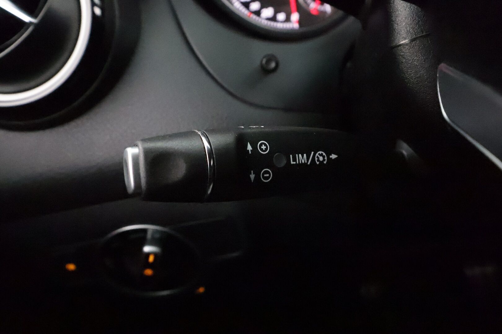 Mercedes-Benz CLA 2018 180 A Shooting Brake White Art Edition * Vakkari / LED / urheiluistuimet / P.Kamera / AMG / Bluetooth * - Kahdet renkaat / Suomi-auto