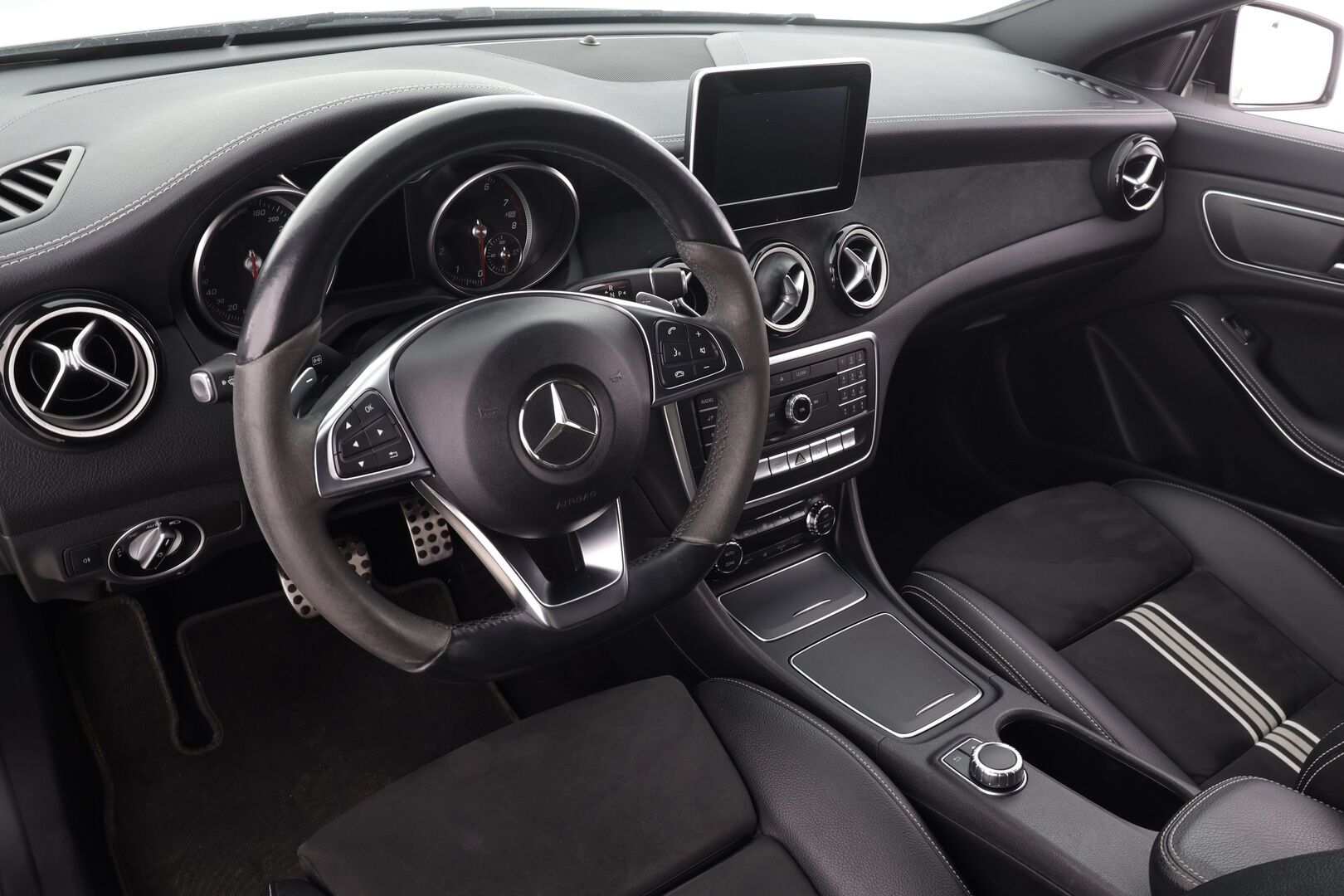 Mercedes-Benz CLA 2018 180 A Shooting Brake White Art Edition * Vakkari / LED / urheiluistuimet / P.Kamera / AMG / Bluetooth * - Kahdet renkaat / Suomi-auto