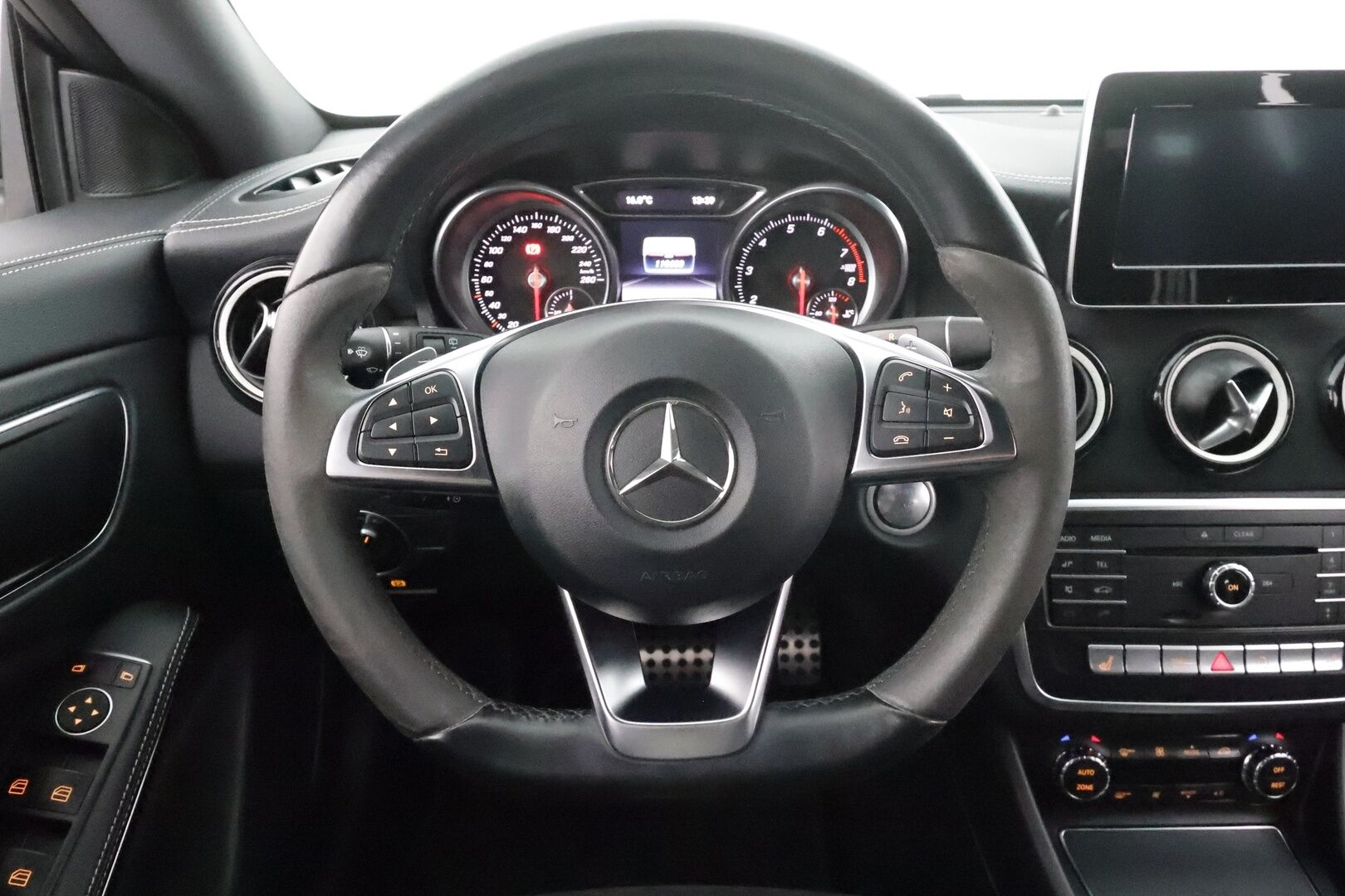 Mercedes-Benz CLA 2018 180 A Shooting Brake White Art Edition * Vakkari / LED / urheiluistuimet / P.Kamera / AMG / Bluetooth * - Kahdet renkaat / Suomi-auto