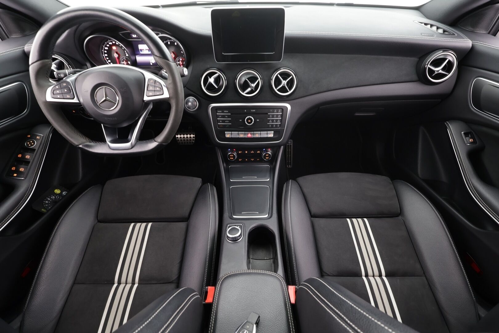 Mercedes-Benz CLA 2018 180 A Shooting Brake White Art Edition * Vakkari / LED / urheiluistuimet / P.Kamera / AMG / Bluetooth * - Kahdet renkaat / Suomi-auto