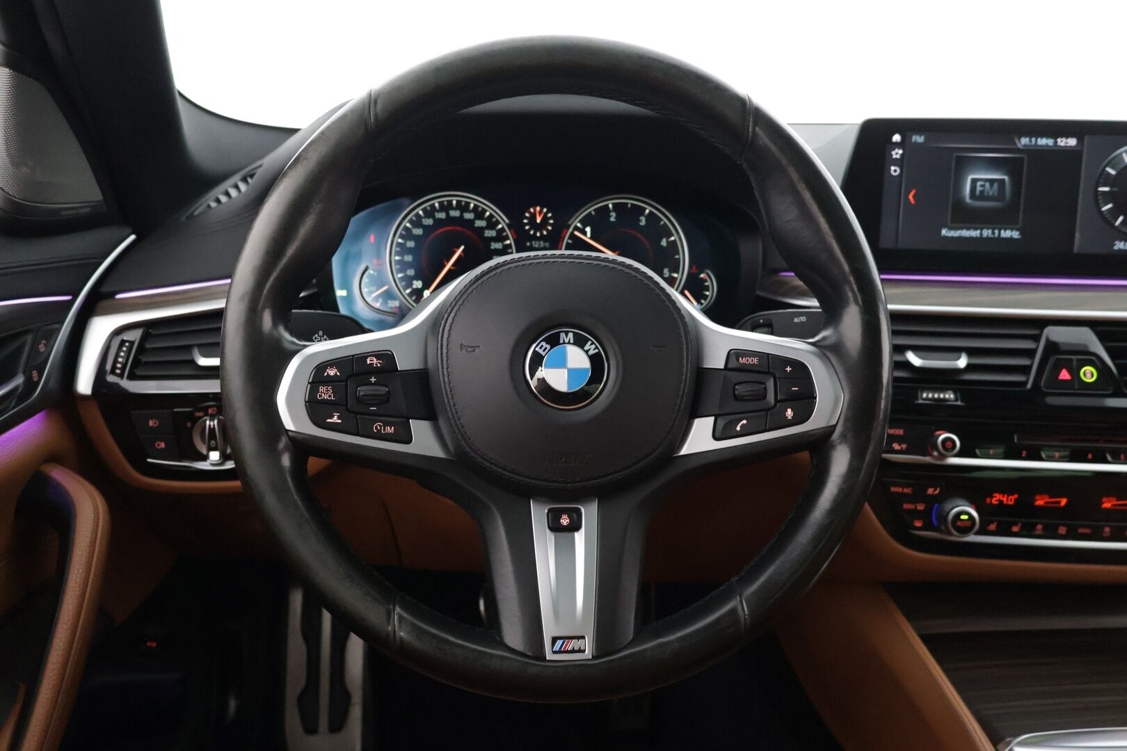 BMW 520 2017 G30 Sedan 520d A xDrive Business M-Sport - Supervarusteet! / Soft Close / ACC / H&K / Webasto / Koukku / HUD