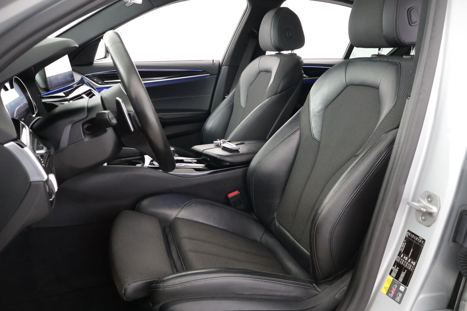 BMW 530 2017 G30 Sedan 530e A iPerformance Launch Edition Sport  MYYDÄÄN HUUTOKAUPAT.COM - M Sport | ACC | HUD | Panorama | 360° Kamera | Navi Professional | Adaptiiviset LED-ajovalot | Ambient Light | | Suomi-auto| MYYDÄÄN HUUTOKAUPAT.COM