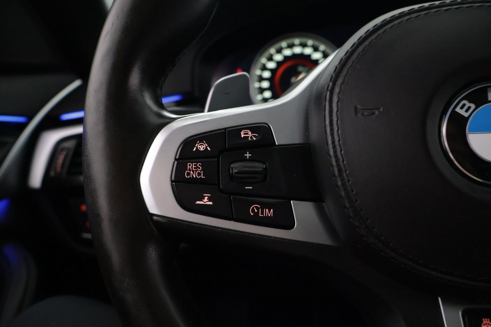 BMW 530 2017 G30 Sedan 530e A iPerformance Launch Edition Sport  MYYDÄÄN HUUTOKAUPAT.COM - M Sport | ACC | HUD | Panorama | 360° Kamera | Navi Professional | Adaptiiviset LED-ajovalot | Ambient Light | | Suomi-auto| MYYDÄÄN HUUTOKAUPAT.COM