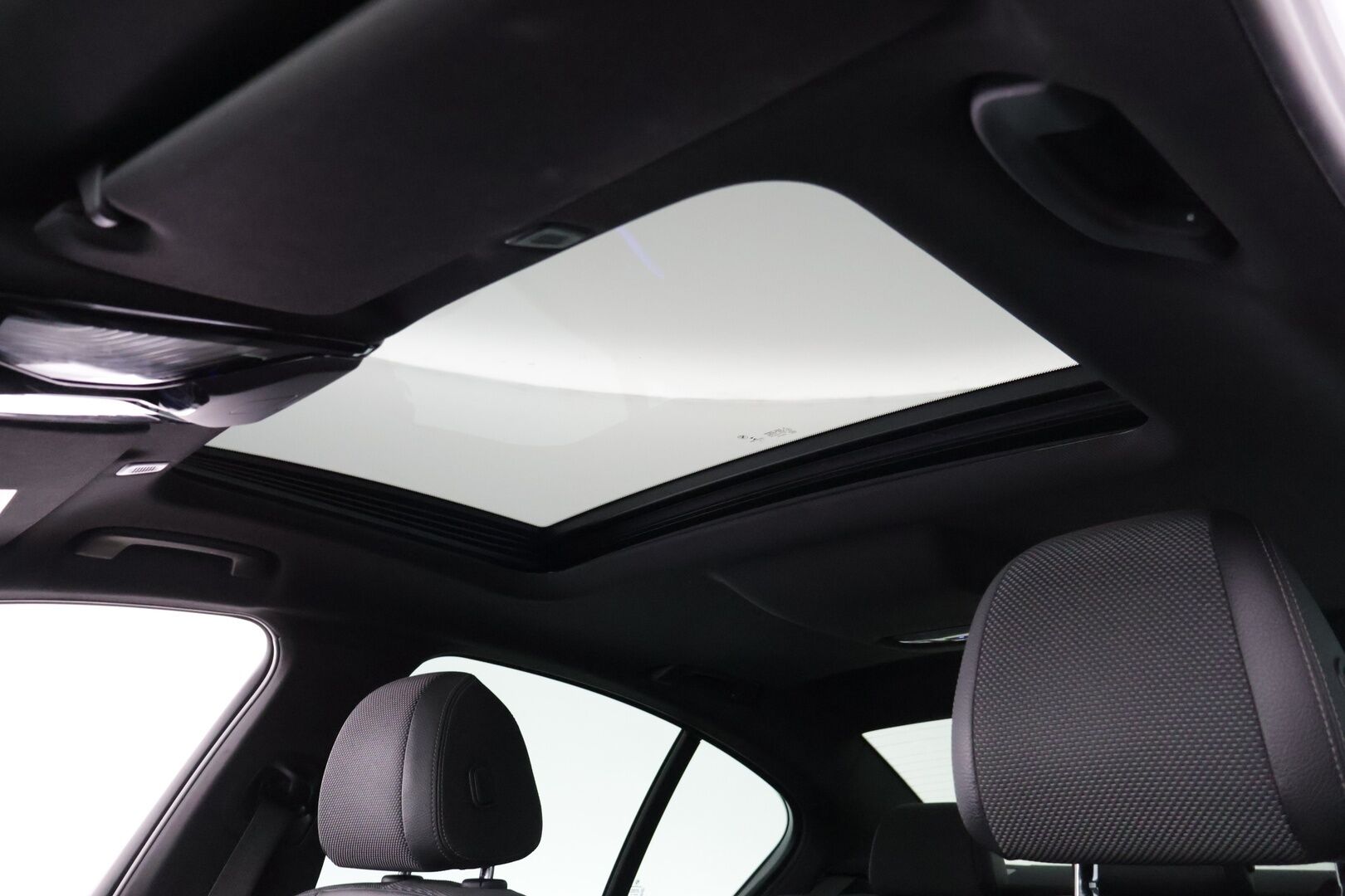 BMW 530 2017 G30 Sedan 530e A iPerformance Launch Edition Sport  MYYDÄÄN HUUTOKAUPAT.COM - M Sport | ACC | HUD | Panorama | 360° Kamera | Navi Professional | Adaptiiviset LED-ajovalot | Ambient Light | | Suomi-auto| MYYDÄÄN HUUTOKAUPAT.COM