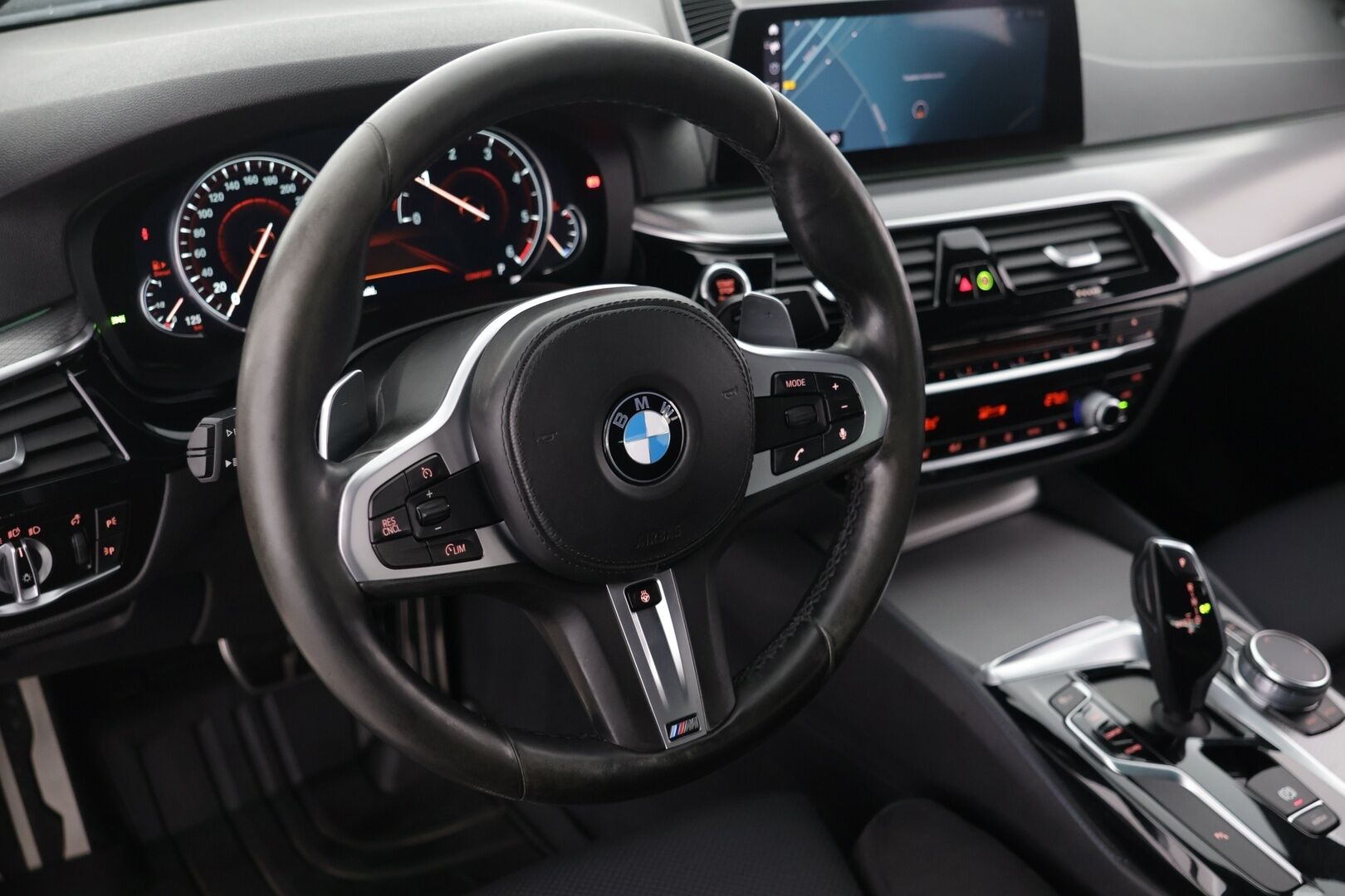 BMW 520 2017 G30 Sedan 520d A Business M-Sport - | Alustasarja | Sporttipenkit | Vakkari | HiFi | Koukku | P-tutka | Navi | Ratinlämmitin |