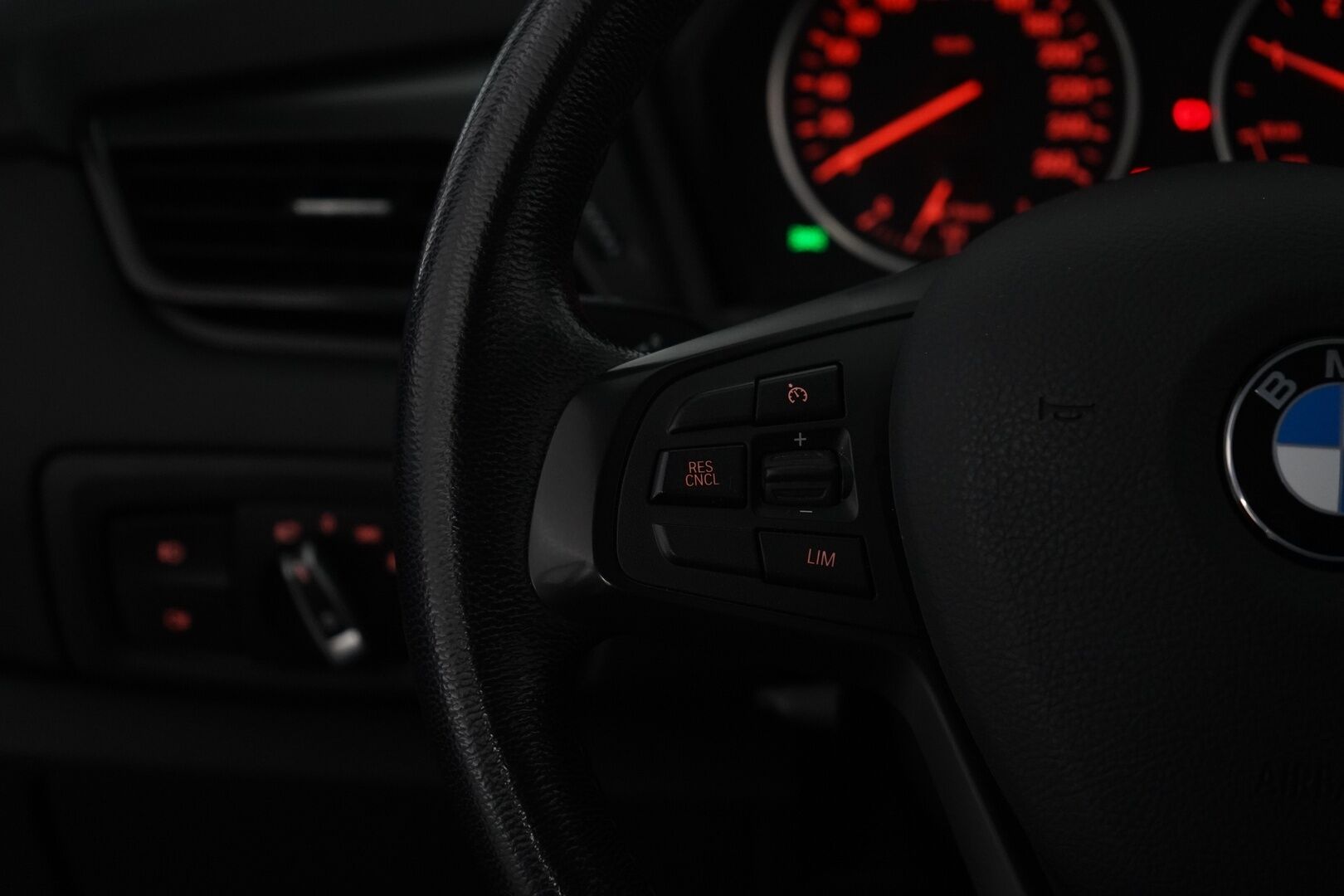 BMW 216 2017 F46 Gran Tourer 216d Business * Vakkari / Vetokoukku / Lohkolämmitin / Pysäköintitutka * - Suomi-auto / Merkkihuollettu / 7-paikkainen - HULLU BLACKWEEK KORKOTARJOUS 2,49%