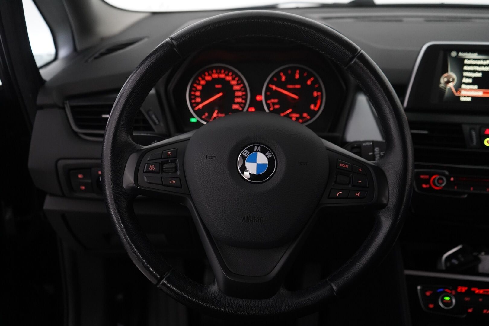 BMW 216 2017 F46 Gran Tourer 216d Business * Vakkari / Vetokoukku / Lohkolämmitin / Pysäköintitutka * - Suomi-auto / Merkkihuollettu / 7-paikkainen - HULLU BLACKWEEK KORKOTARJOUS 2,49%