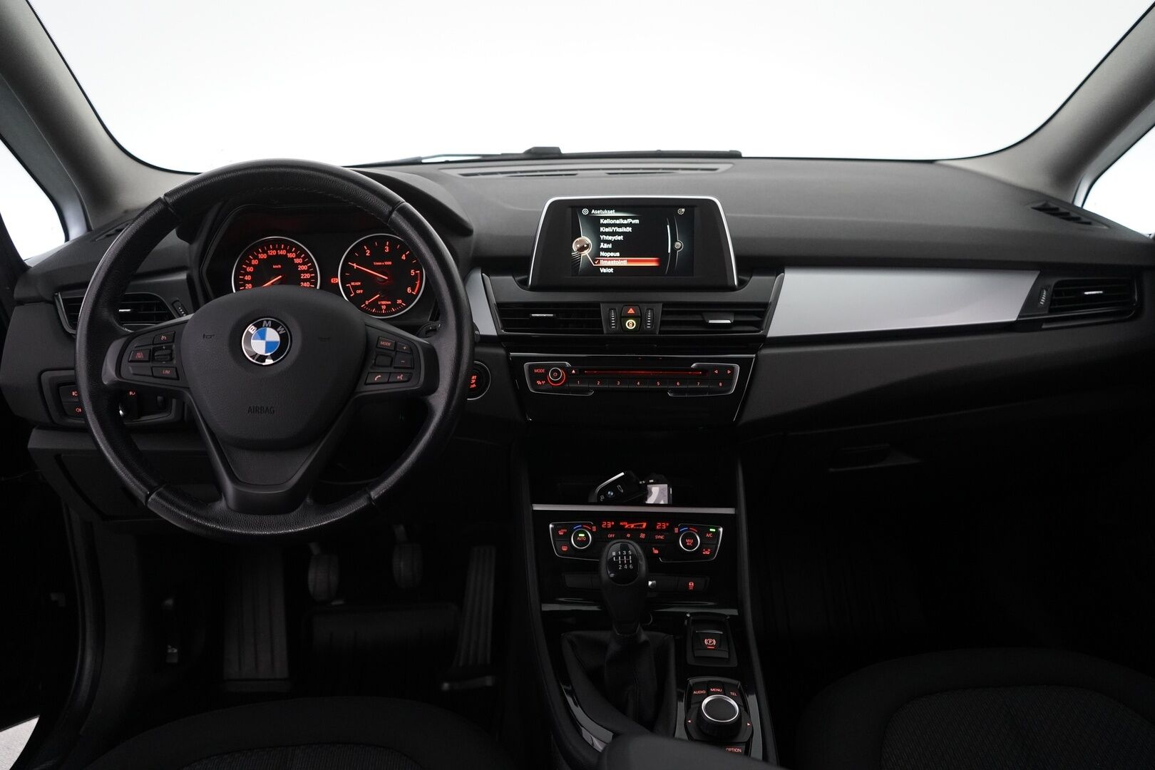 BMW 216 2017 F46 Gran Tourer 216d Business * Vakkari / Vetokoukku / Lohkolämmitin / Pysäköintitutka * - Suomi-auto / Merkkihuollettu / 7-paikkainen - HULLU BLACKWEEK KORKOTARJOUS 2,49%