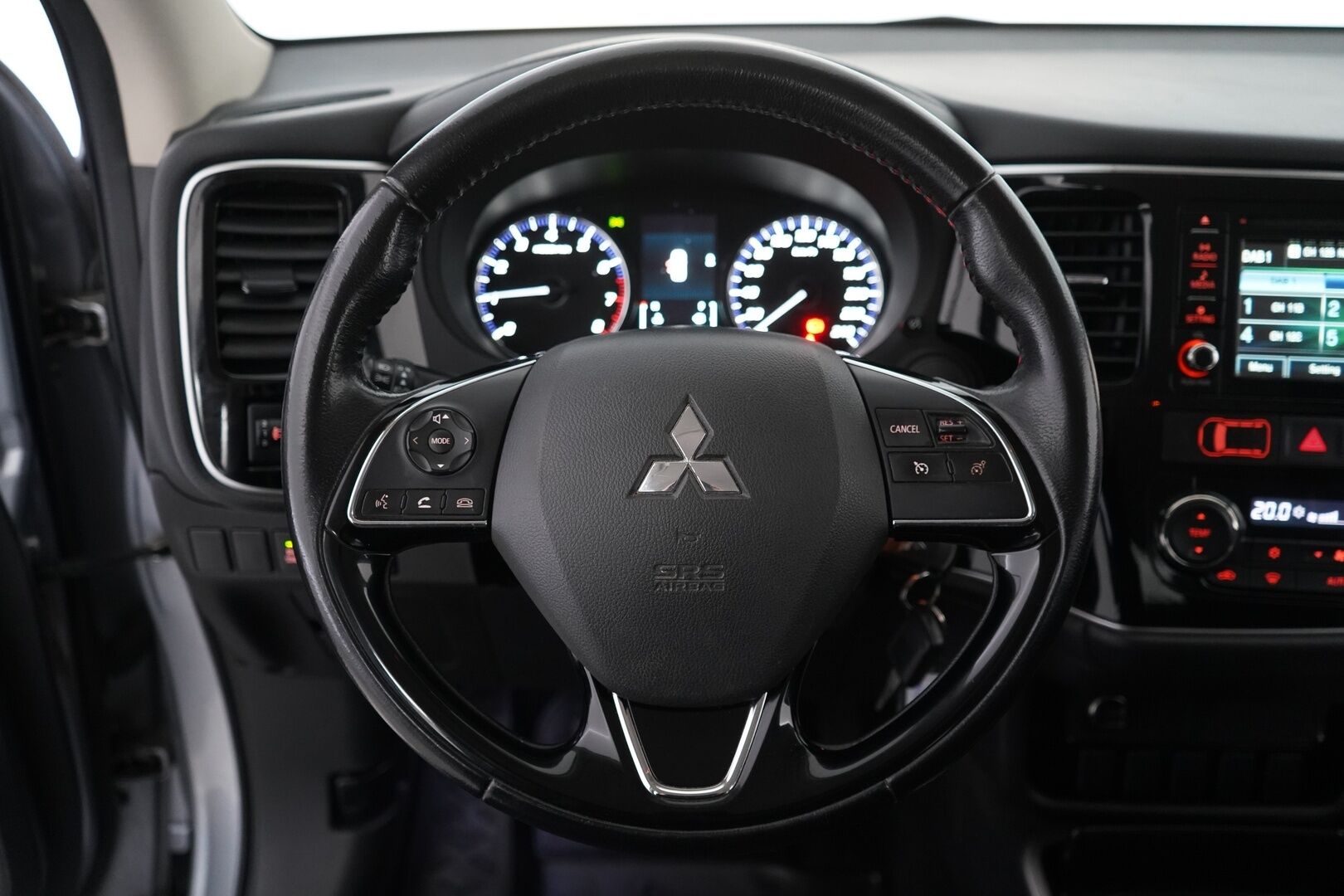 Mitsubishi Outlander 2018 2,0 MIVEC EXE MT 2WD 5P - Kamera | Vakkari | Lohko | Kahdet renkaat OEM alumiinivantein | Suomi-auto | Säntilliset huollot