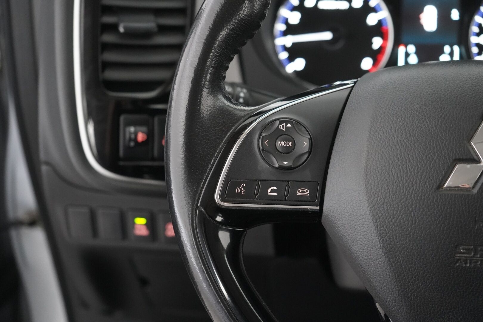 Mitsubishi Outlander 2018 2,0 MIVEC EXE MT 2WD 5P - Kamera | Vakkari | Lohko | Kahdet renkaat OEM alumiinivantein | Suomi-auto | Säntilliset huollot