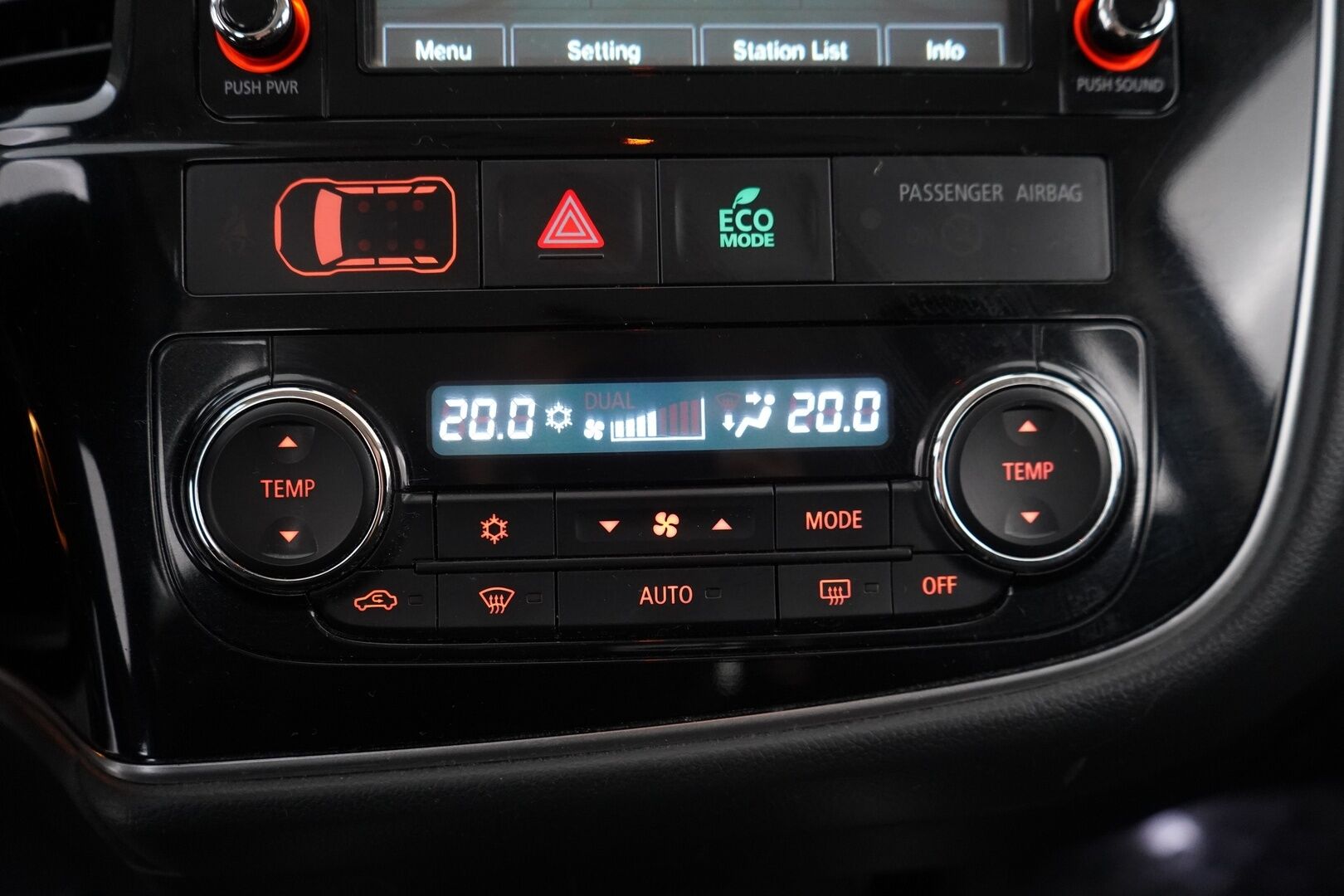 Mitsubishi Outlander 2018 2,0 MIVEC EXE MT 2WD 5P - Kamera | Vakkari | Lohko | Kahdet renkaat OEM alumiinivantein | Suomi-auto | Säntilliset huollot