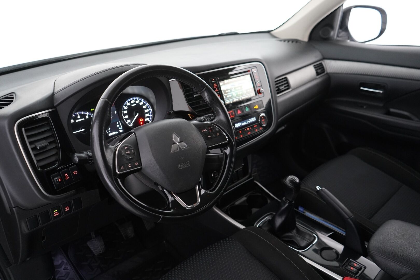 Mitsubishi Outlander 2018 2,0 MIVEC EXE MT 2WD 5P - Kamera | Vakkari | Lohko | Kahdet renkaat OEM alumiinivantein | Suomi-auto | Säntilliset huollot