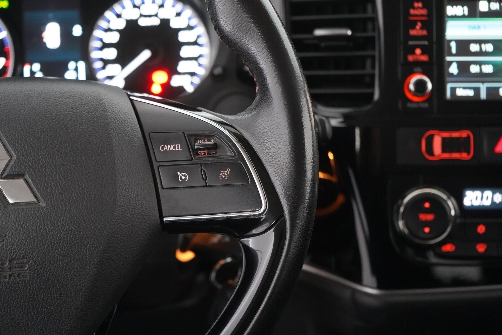 Mitsubishi Outlander 2018 2,0 MIVEC EXE MT 2WD 5P - Kamera | Vakkari | Lohko | Kahdet renkaat OEM alumiinivantein | Suomi-auto | Säntilliset huollot