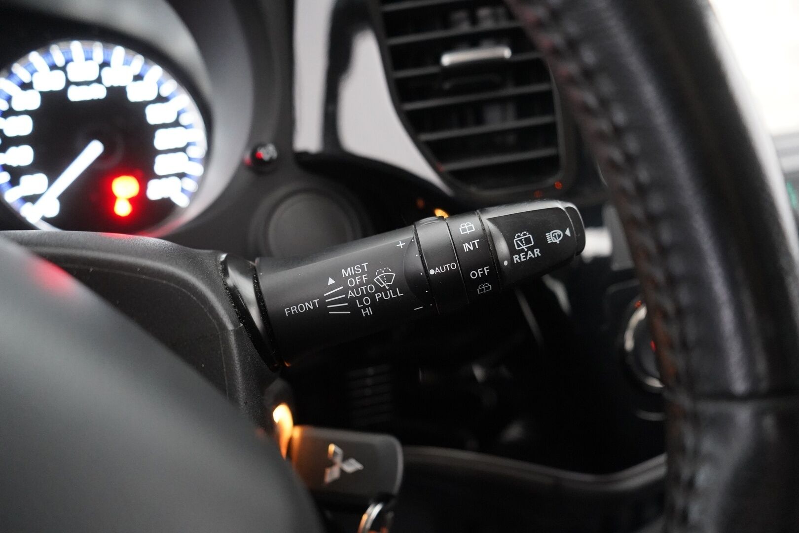 Mitsubishi Outlander 2018 2,0 MIVEC EXE MT 2WD 5P - Kamera | Vakkari | Lohko | Kahdet renkaat OEM alumiinivantein | Suomi-auto | Säntilliset huollot