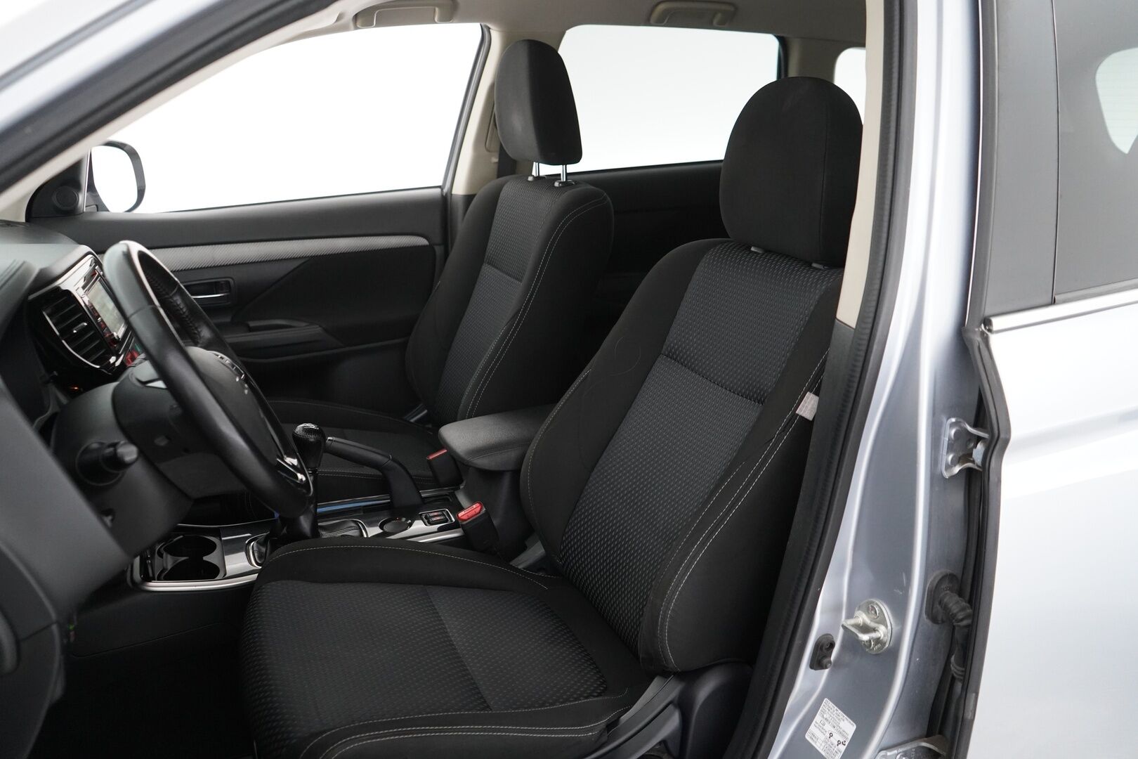 Mitsubishi Outlander 2018 2,0 MIVEC EXE MT 2WD 5P - Kamera | Vakkari | Lohko | Kahdet renkaat OEM alumiinivantein | Suomi-auto | Säntilliset huollot