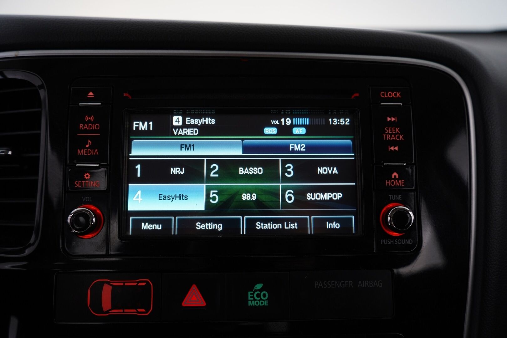 Mitsubishi Outlander 2018 2,0 MIVEC EXE MT 2WD 5P - Kamera | Vakkari | Lohko | Kahdet renkaat OEM alumiinivantein | Suomi-auto | Säntilliset huollot