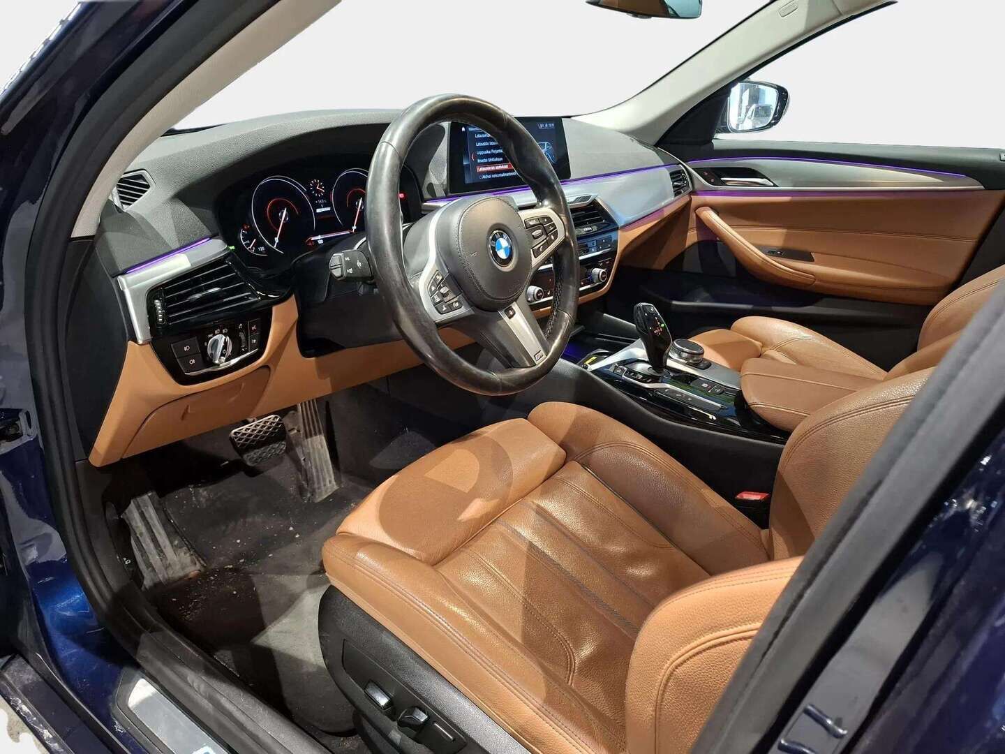 BMW 530 2017 G30 Sedan 530e A iPerformance Launch Edition Sport / ACC / HUD / M-sport ratti / HiFi / Nahkasisusta / 360 / - Panorama / DAP / Comfort Access / Gesture control / Adapt.LED / Huippu varusteilla! 