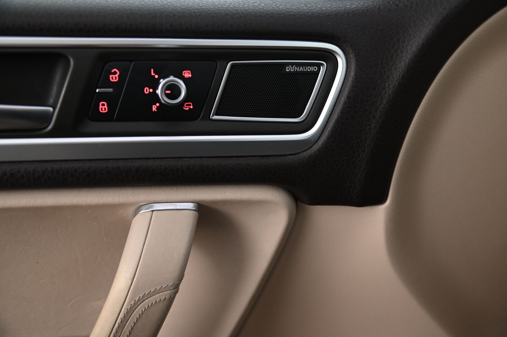 Volkswagen Touareg 2011 3,0 V6 Tiptronic 4Motion * Lohko / Panorama / Vetokoukku / Muistinahat / Takanäytöt / Peruutuskamera* - 2xrenkaat & vanteet / Hiljattain huollettu!* - Osta nyt, maksa vasta ensi vuonna