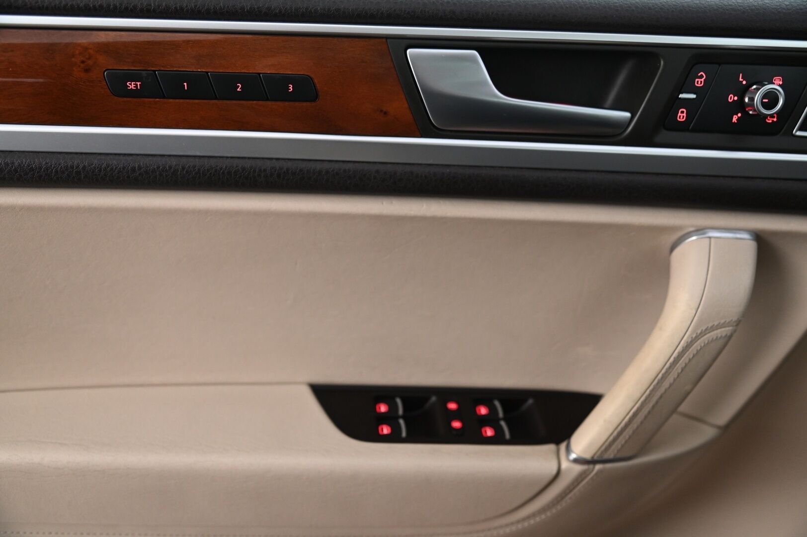 Volkswagen Touareg 2011 3,0 V6 Tiptronic 4Motion * Lohko / Panorama / Vetokoukku / Muistinahat / Takanäytöt / Peruutuskamera* - 2xrenkaat & vanteet / Hiljattain huollettu!* - HULLUT VÄLIPÄIVÄT KORKOTARJOUS 2,49%