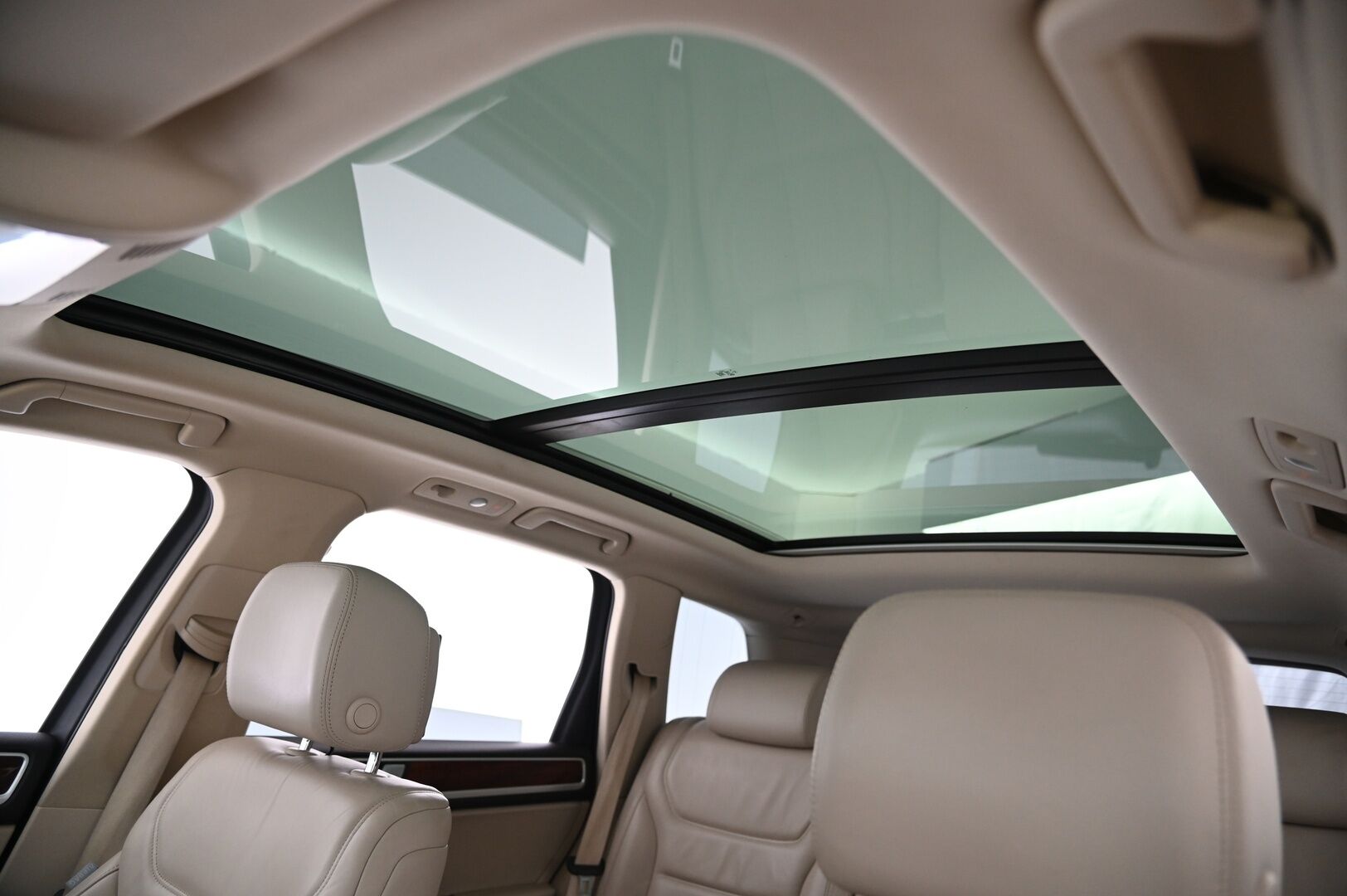 Volkswagen Touareg 2011 3,0 V6 Tiptronic 4Motion * Lohko / Panorama / Vetokoukku / Muistinahat / Takanäytöt / Peruutuskamera* - 2xrenkaat & vanteet / Hiljattain huollettu!* - HULLUT VÄLIPÄIVÄT KORKOTARJOUS 2,49%